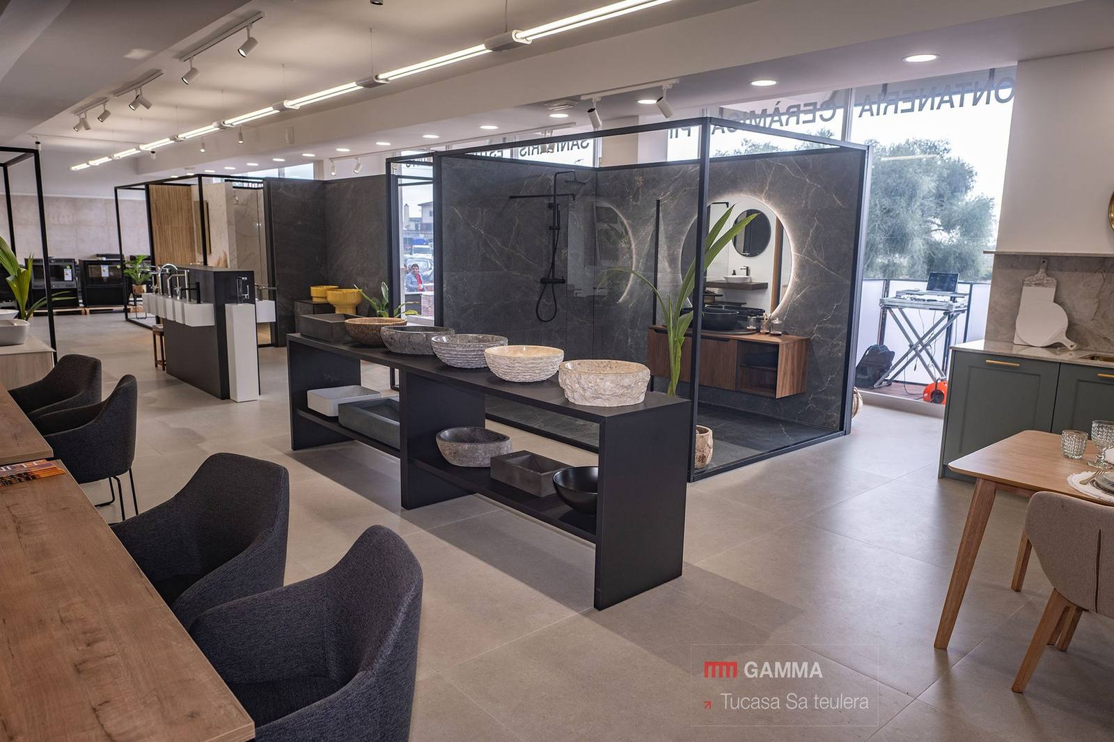 Exposición de baños en el showroom de Sa Teulera